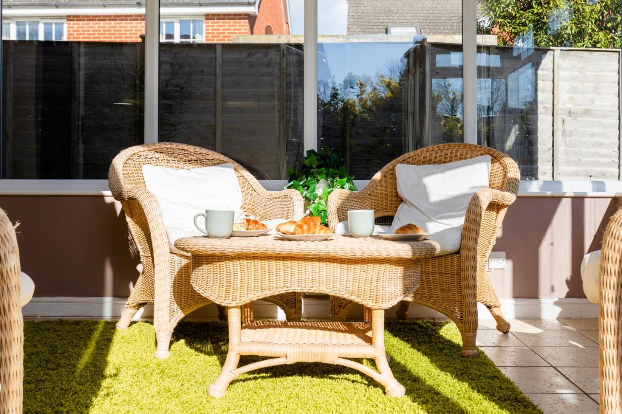 Chichester Retreat House With Free Parking Buitenkant foto