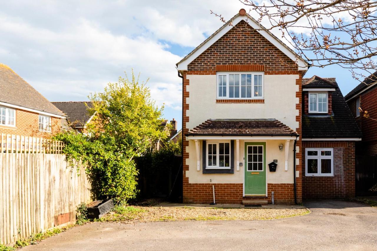 Chichester Retreat House With Free Parking Buitenkant foto