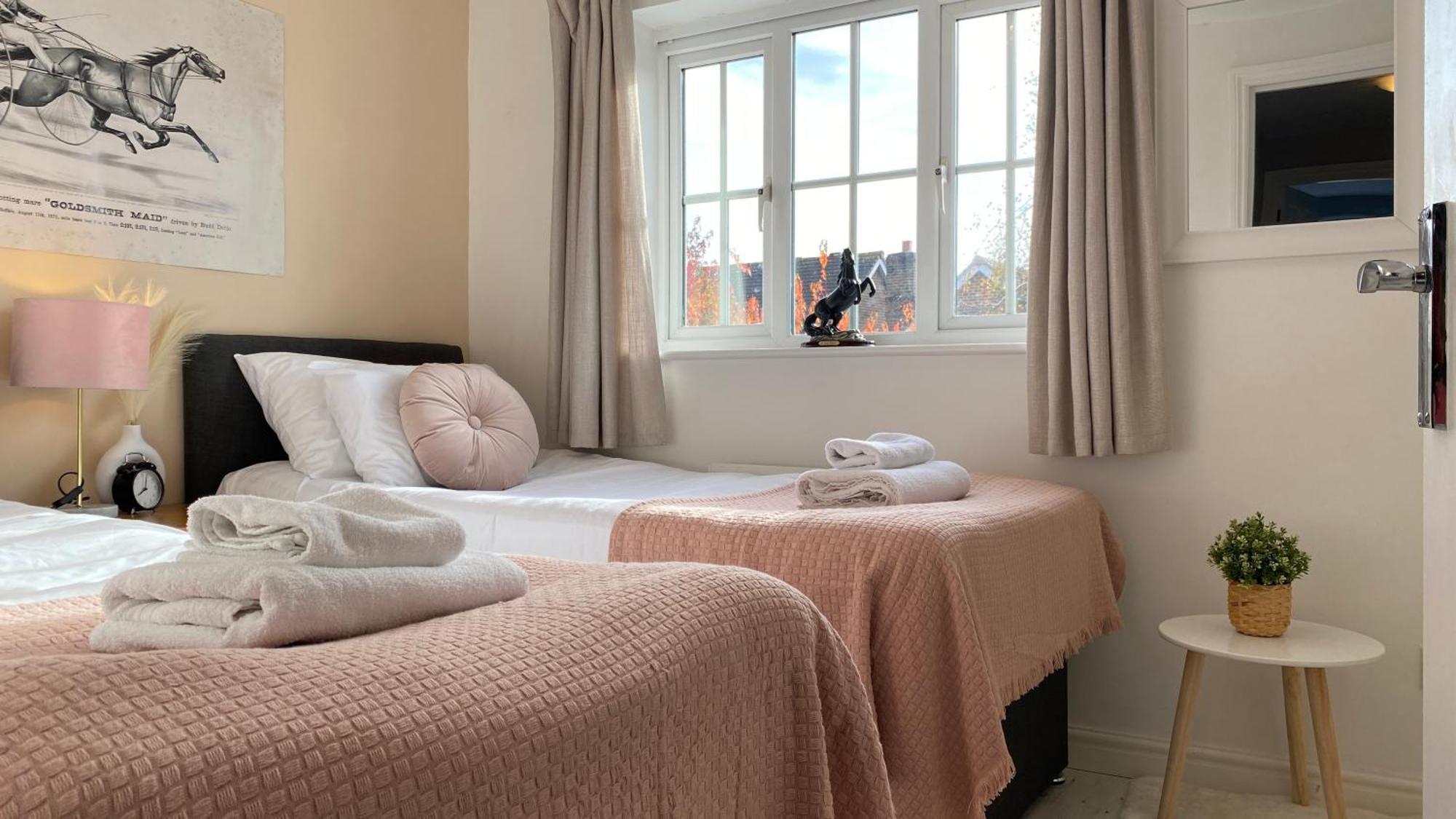 Chichester Retreat House With Free Parking Buitenkant foto