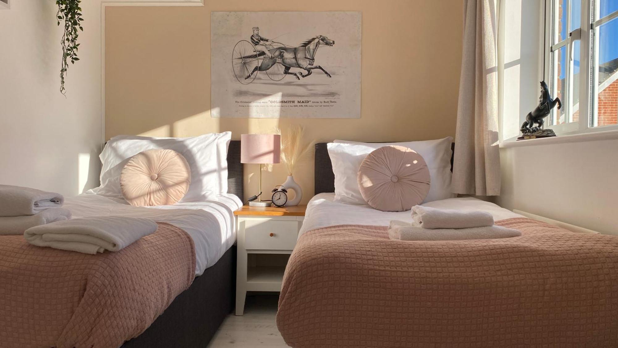 Chichester Retreat House With Free Parking Buitenkant foto