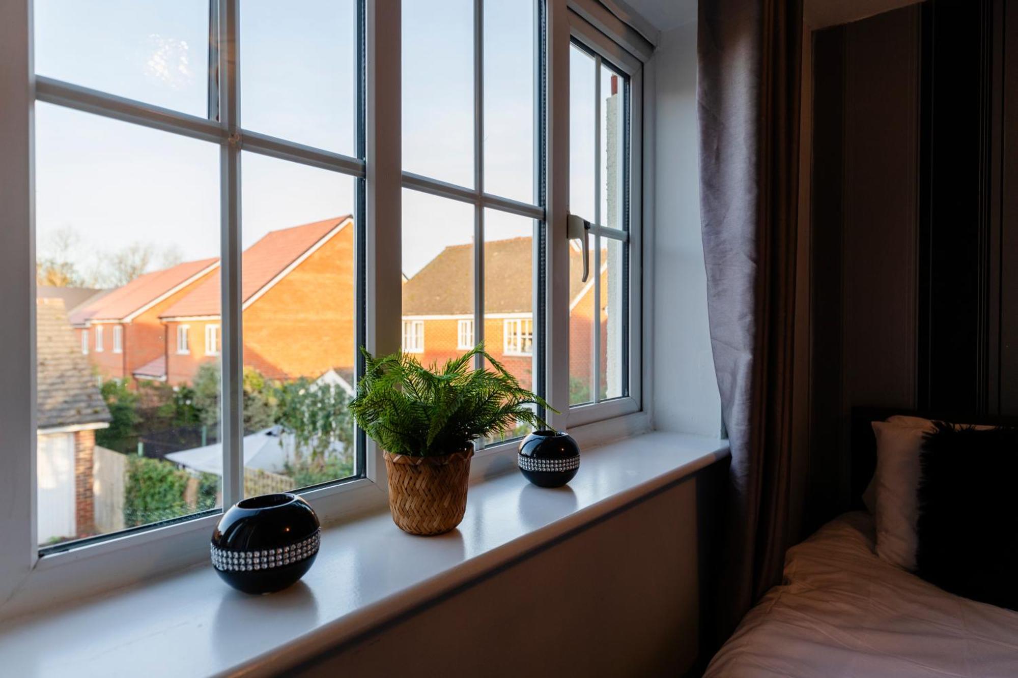 Chichester Retreat House With Free Parking Buitenkant foto