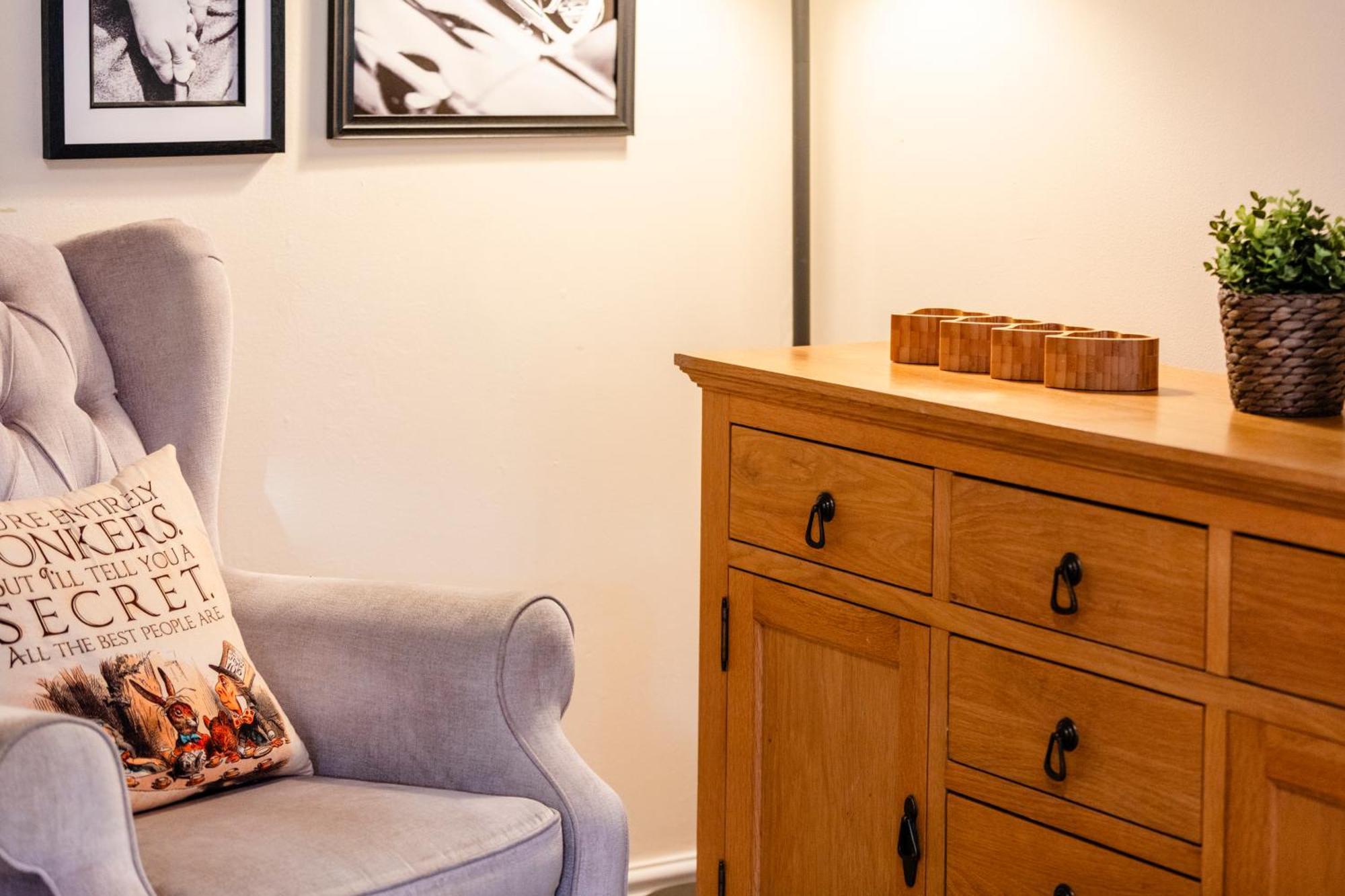 Chichester Retreat House With Free Parking Buitenkant foto