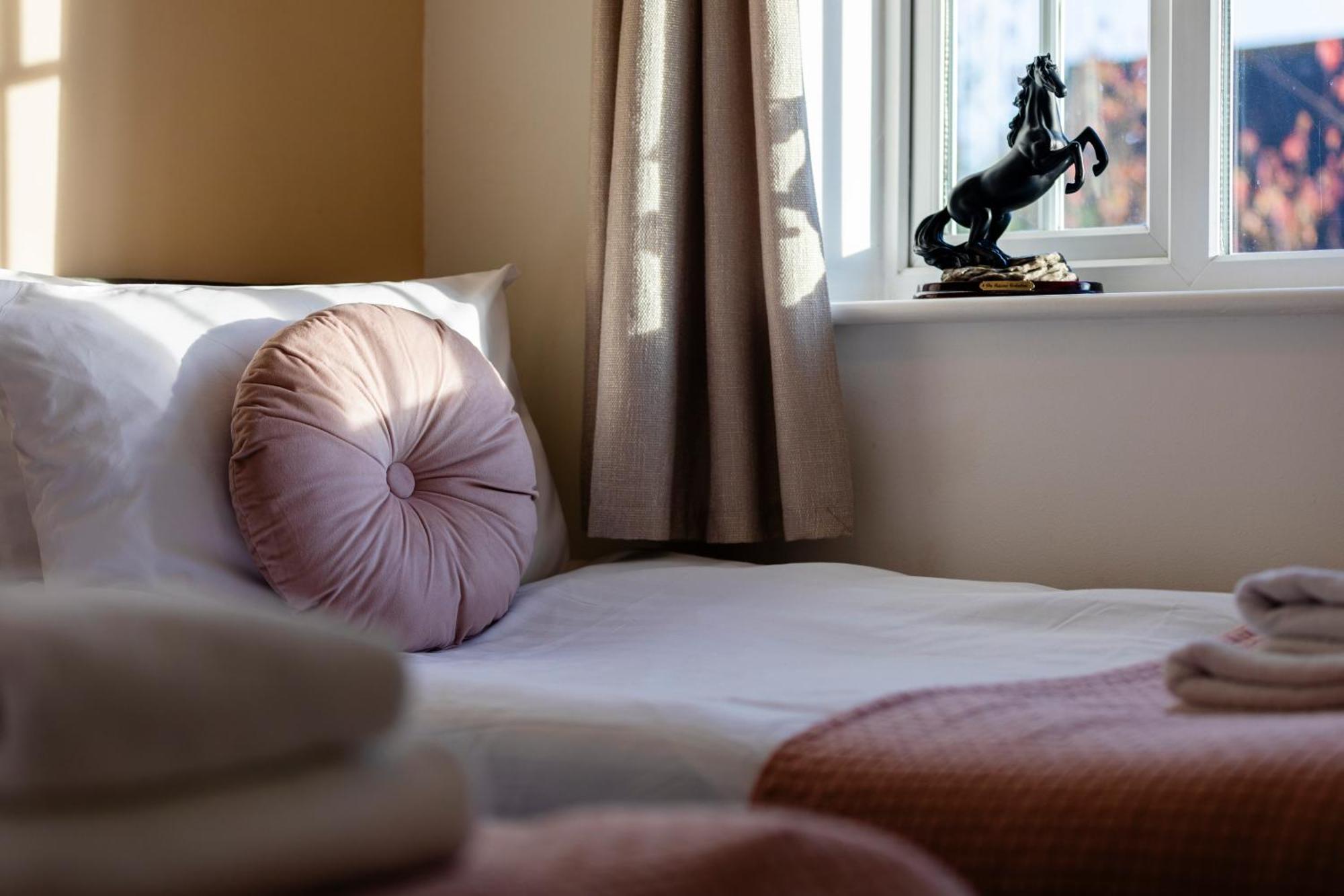 Chichester Retreat House With Free Parking Buitenkant foto
