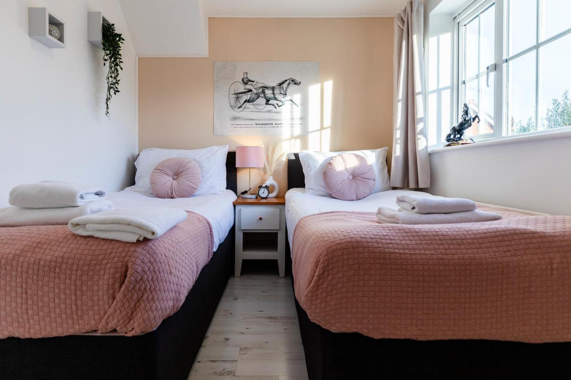 Chichester Retreat House With Free Parking Buitenkant foto